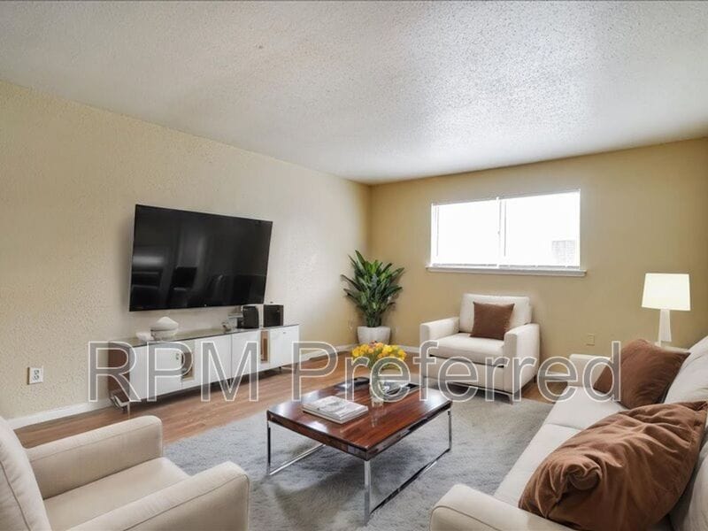 Primary Photo - 427 Hollyvale Dr