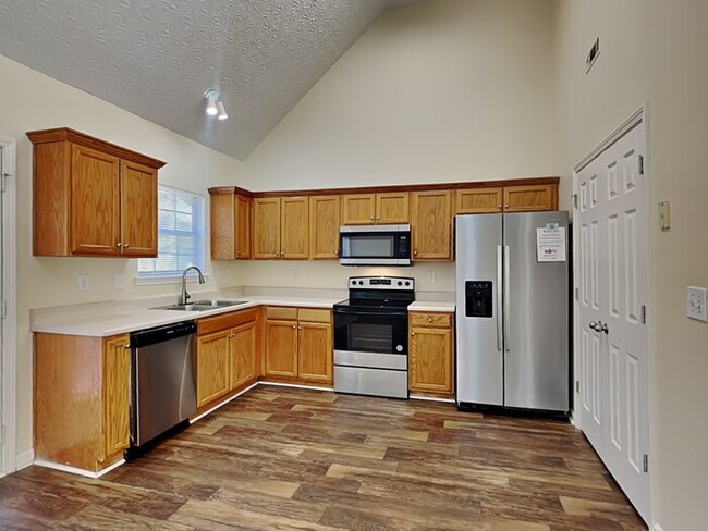 Building Photo - MOVE IN BY MARCH 31, 2025 HALF OFF APRIL R...