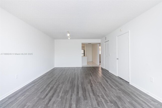 Foto del edificio - 6155 NW 186th St