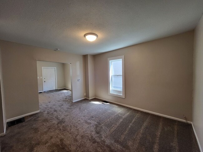 Building Photo - 3 Bedroom, 1 Bathroom Duplex with quick ac...