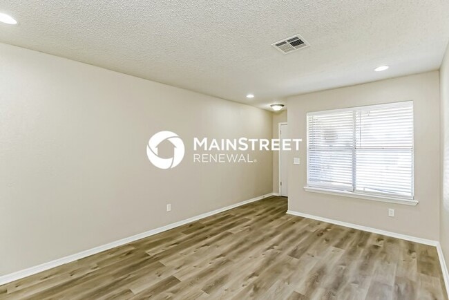 Building Photo - 3 Bedroom Pet-Friendly Home in Midwest City, OK with Main Street Renewal