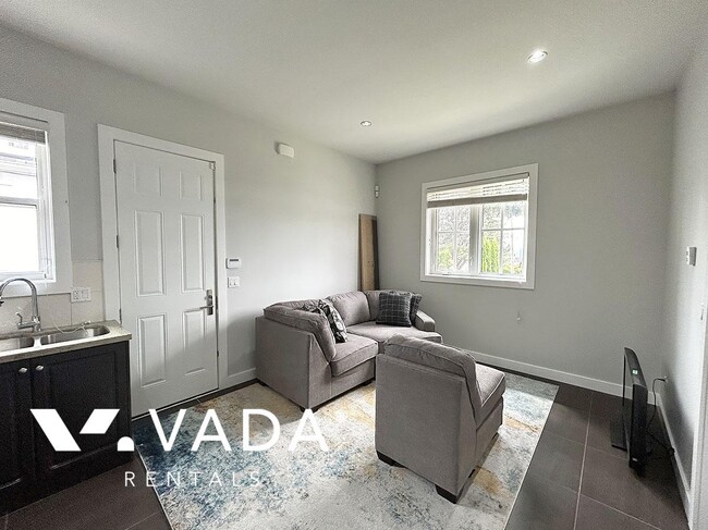 Building Photo - 6579 Sumas Dr