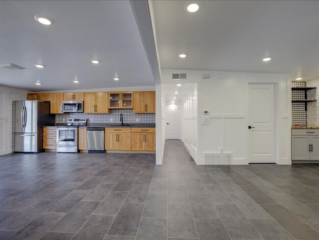 Building Photo - 3 Bedroom 2 Bathroom