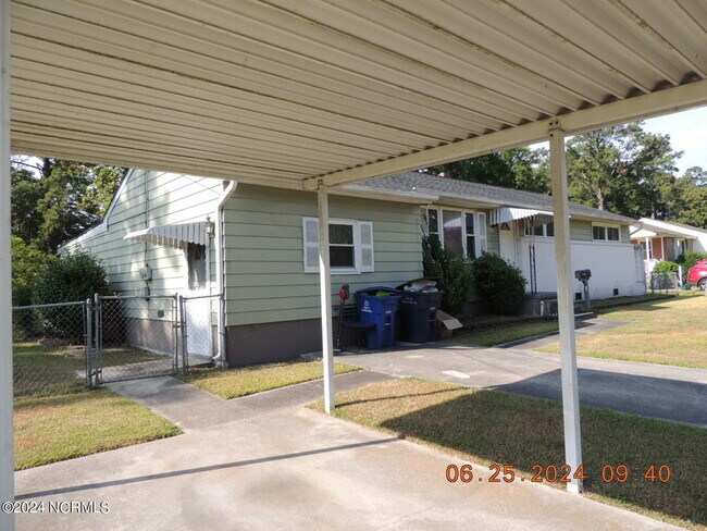 Building Photo - 812 Barn St