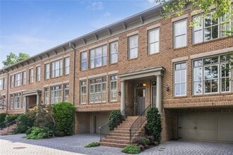 Building Photo - 805 Highland Green Way NE