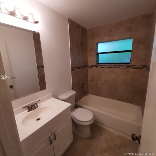 Foto del edificio - 11313 Royal Palm Blvd