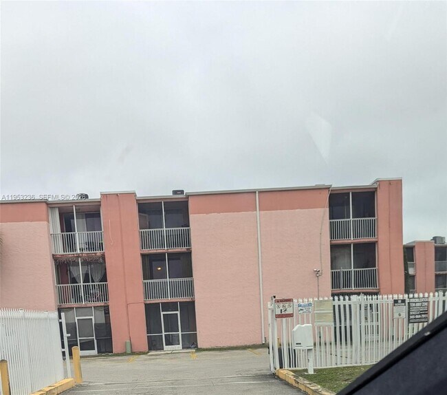 Foto del edificio - 19715 SW 114th Ave