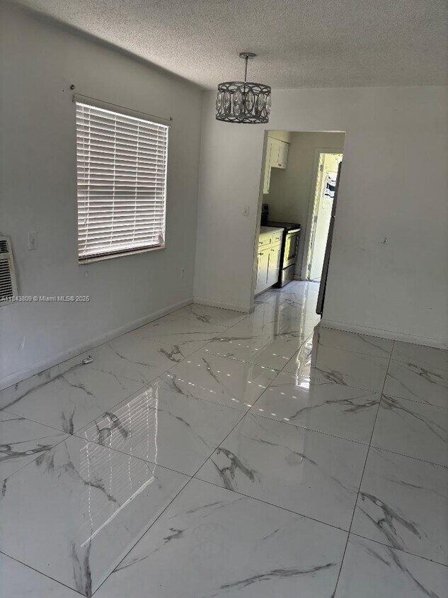 Foto del edificio - 1371 NE 150th St