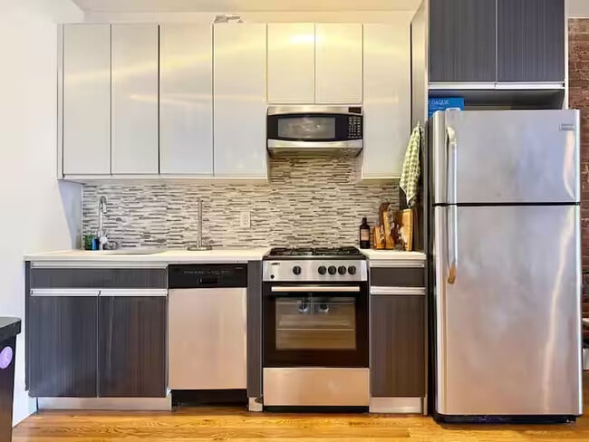 Building Photo - Prime Bushwick Room, HDTV, 15 min to Manha...