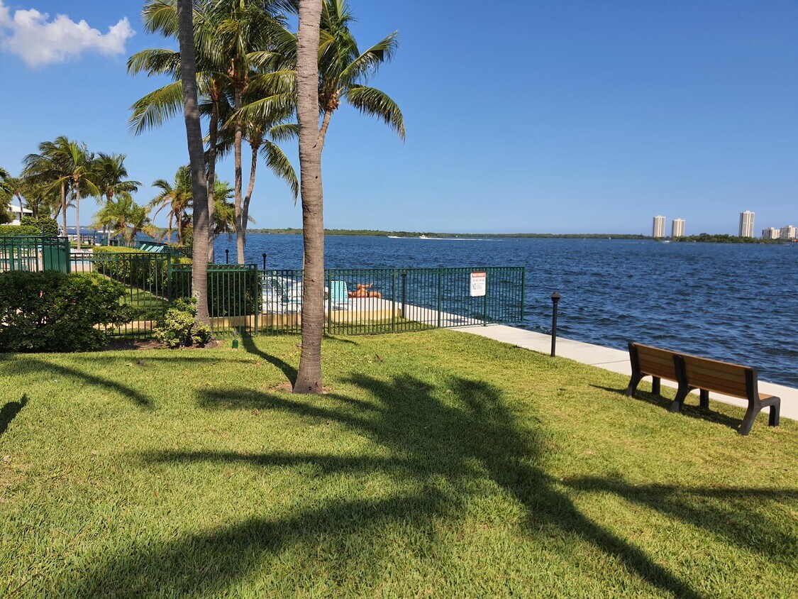 Foto del edificio - 1050 Lake Shore Dr