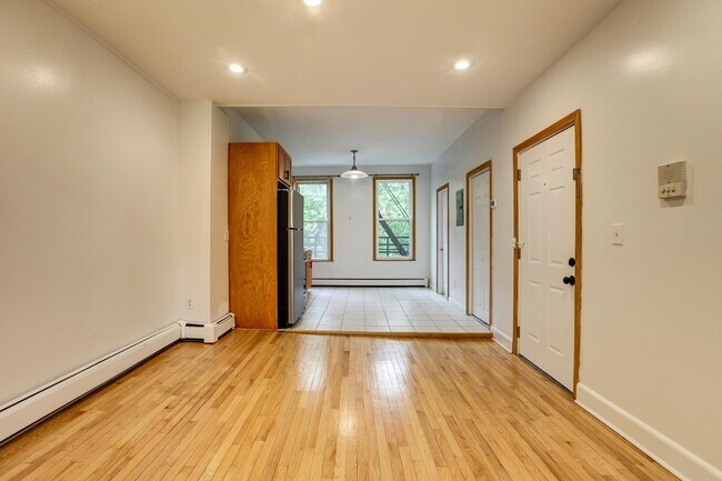 Building Photo - 826 Grand St
