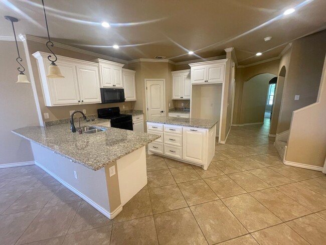 Building Photo - Large Family Home