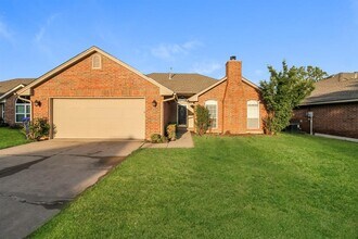 Building Photo - 2809 Victoria Dr