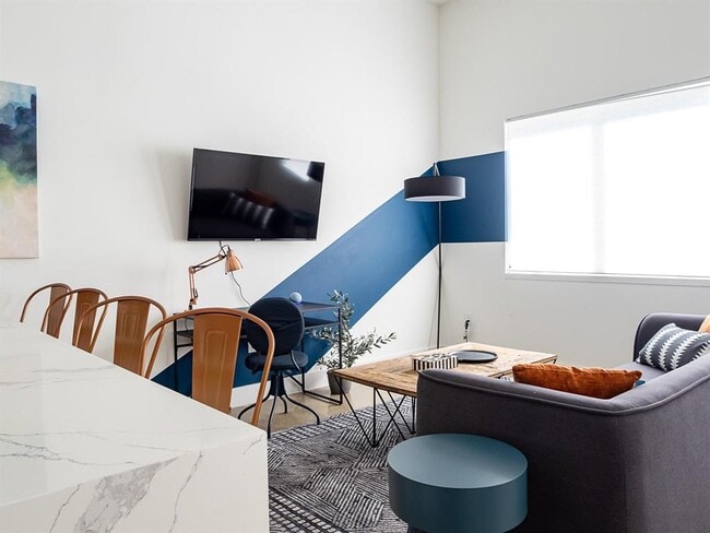 Building Photo - 2709 E 5th St.