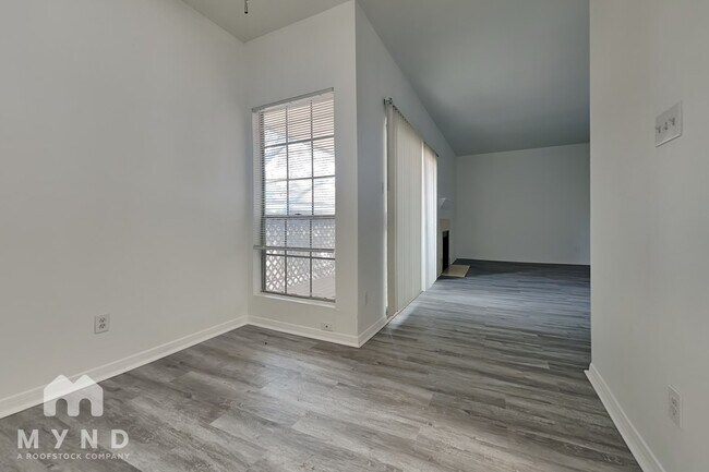 Foto del edificio - 6500 Harbor Town Dr