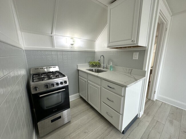 Building Photo - 149 Grenville St