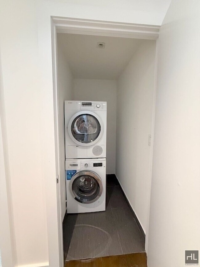 Building Photo - Large newly renovated 2 bed 2 bath - WEST END AVENUE