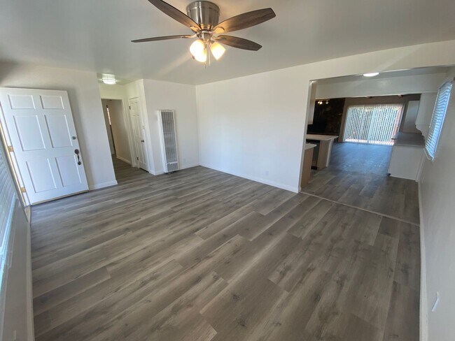 Foto del edificio - 3-Bed, 1-Bath Home, + Bonus Room/Office .....