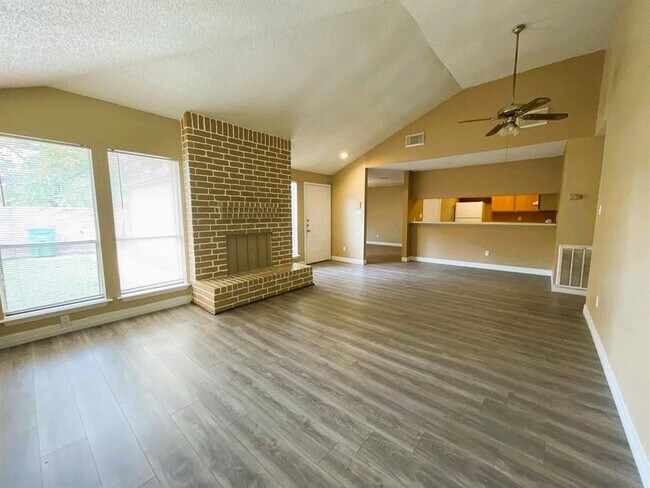 Foto del edificio - 8811 Belle Glen Dr