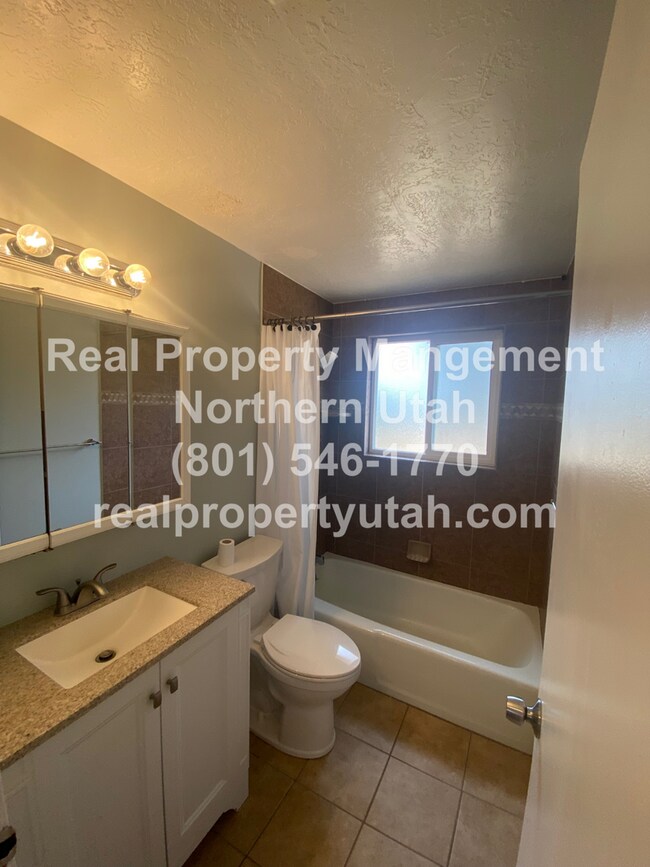 Foto del edificio - Large 4-bedroom home in Layton Available Now!