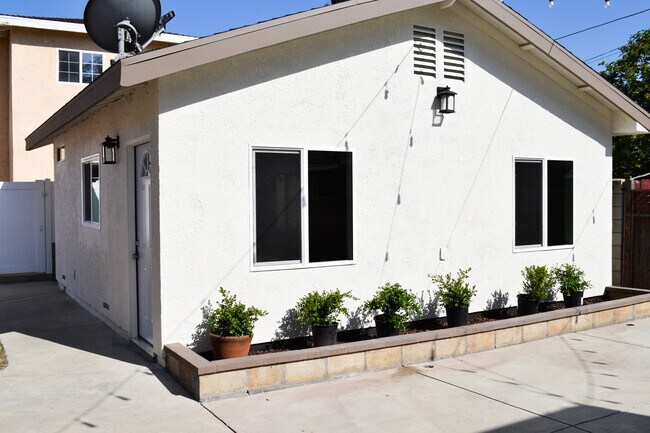 Building Photo - 3818 Clark Ave