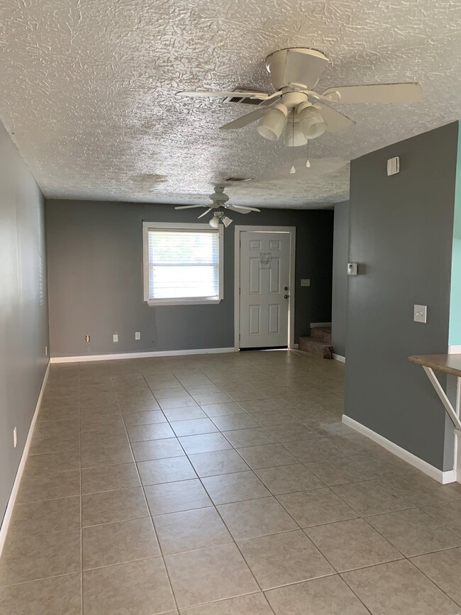 Foto del edificio - Cute 2 bedroom 1 1/2 bath townhome Conveni...