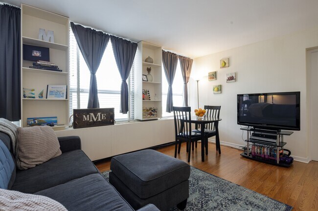 Foto del edificio - 2626 N Lakeview Ave