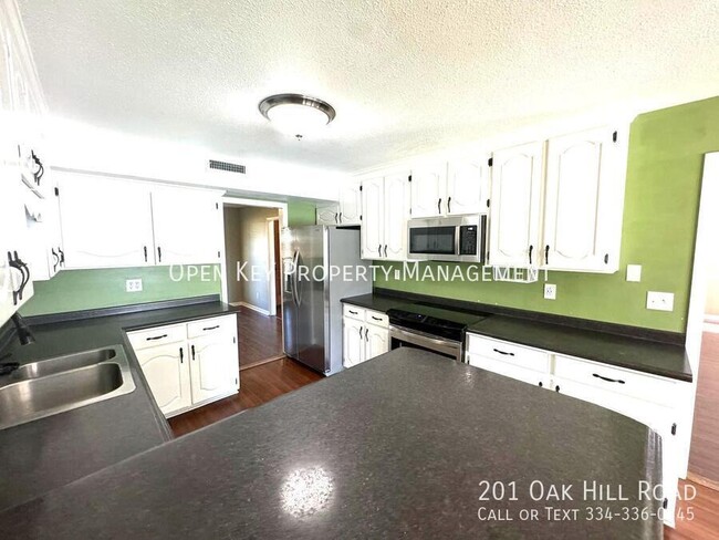 Building Photo - Spacious 3-Bedroom Haven with 4 Full Baths...