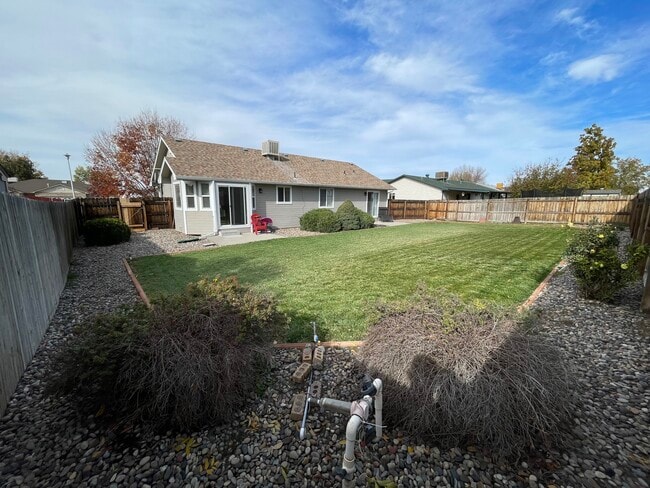 Building Photo - 688 Pinyon Dr