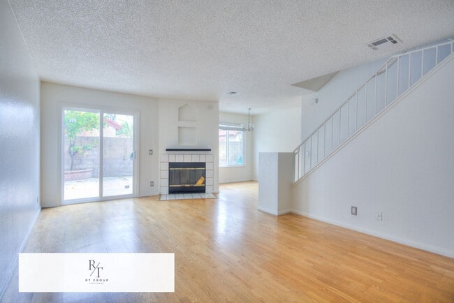Building Photo - Freshly painted and featuring brand new 2nd-floor flooring 3 Bedrooms, 2.5 Bathroom in Baldwin Park