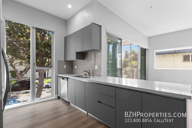 Building Photo - 1223 Hayworth Ave