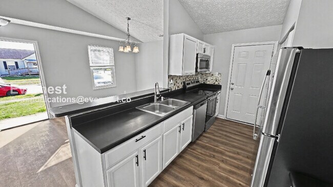 Building Photo - 4 Bed, 2.5 Bath Home with Fenced Yard & Garage / Pet-Friendly / Available Now!