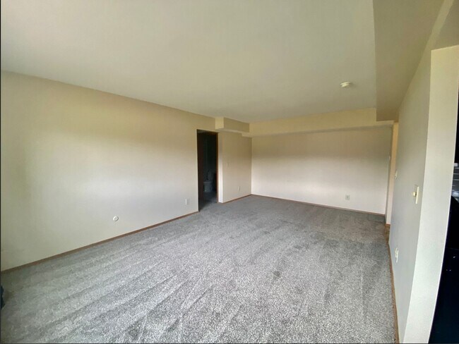 Building Photo - 2 Bedroom/1.5 Bathroom Apartment - Second Floor