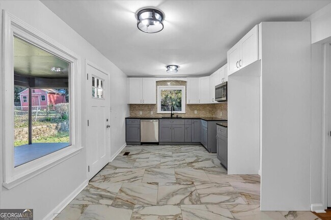 Building Photo - 2142 Cloverdale Dr SE