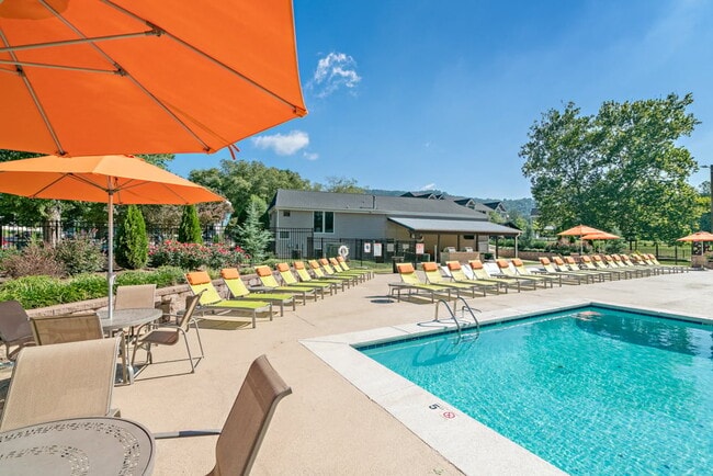 La piscina estilo resort de Hawthorne at Southside es solo una de las comodidades disponibles para usted. - Hawthorne at Southside