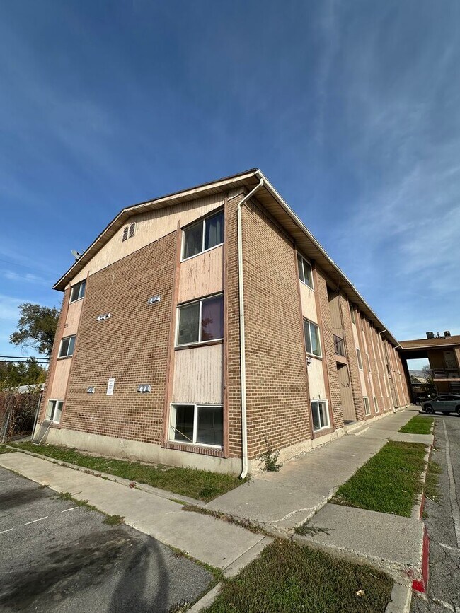 Foto del edificio - 768 N Redwood Rd