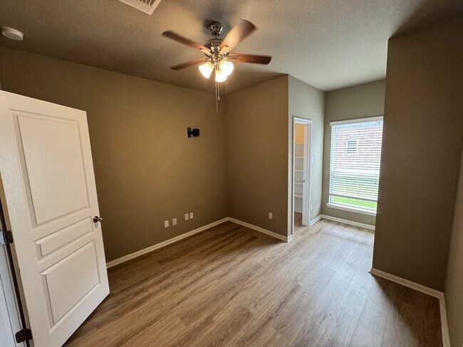 Foto del edificio - 502 Westchester Ct