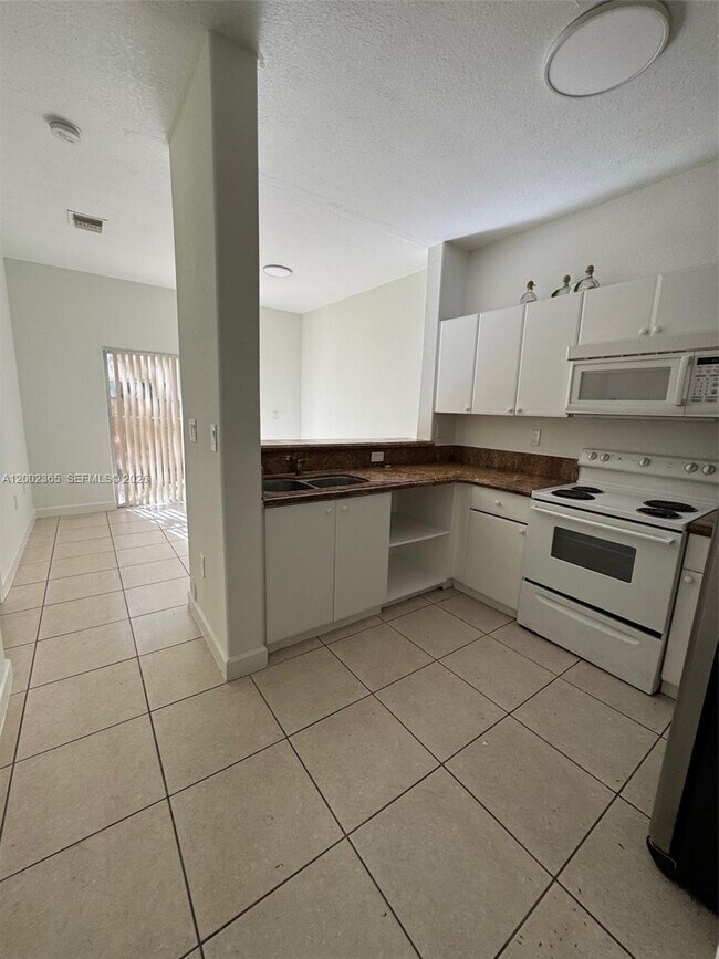 Foto del edificio - 1652 SE 28th St