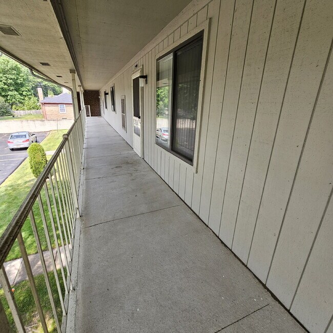 Foto del edificio - Upper 2 Bedroom Unit with New Carpet and F...