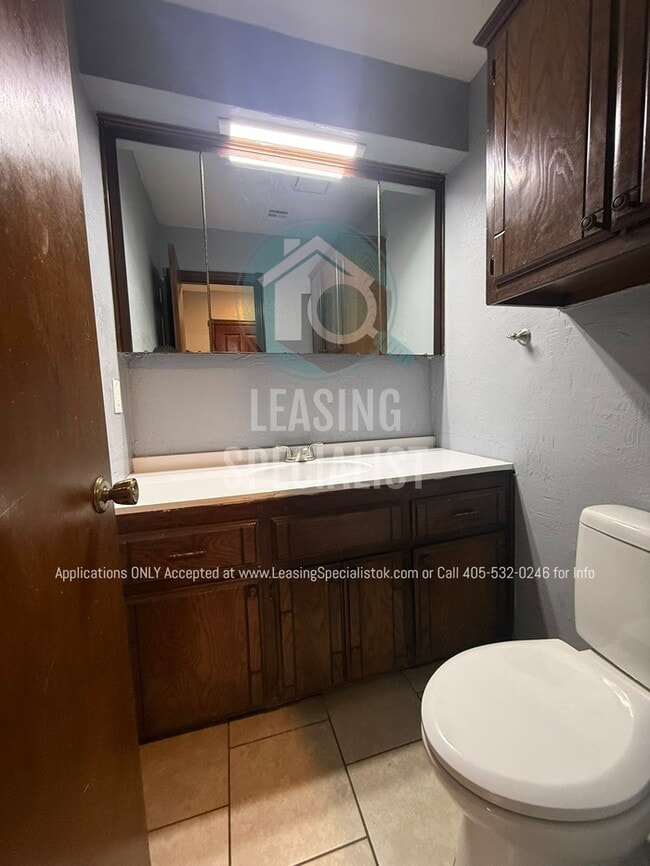 Building Photo - West Norman 2 Bed 1.5 Bath Townhouse Available for Your Immediate Move!