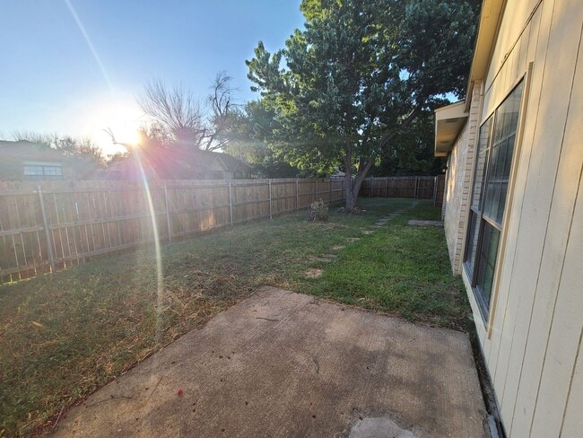 Building Photo - 2423/2425 Limestone Dr.