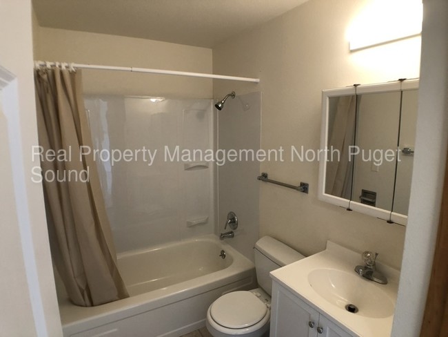 Building Photo - Multi-Unit in a perfect location of Lynwood