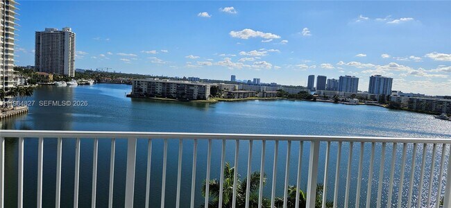 Foto del edificio - 2851 NE 183rd St