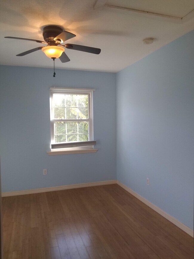 Bright Living Area - 224 26th Ave N