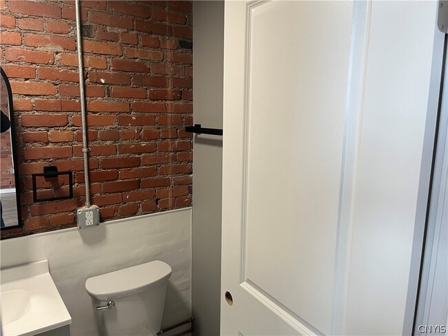 Building Photo - 317 S Clinton St