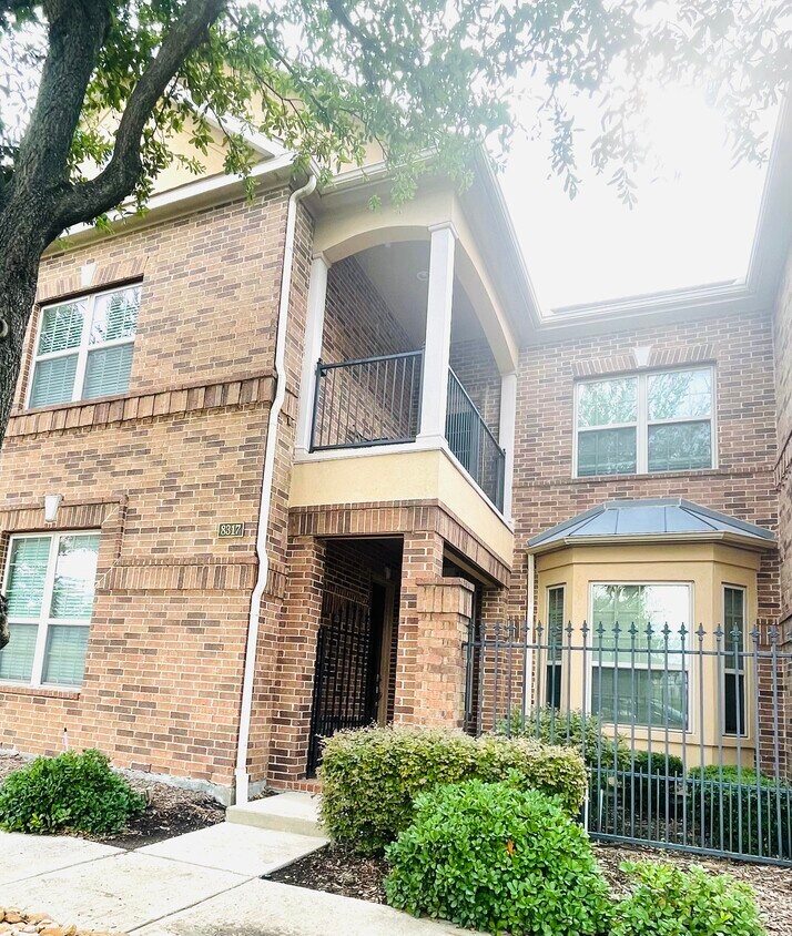Foto principal - 8317 Moore St
