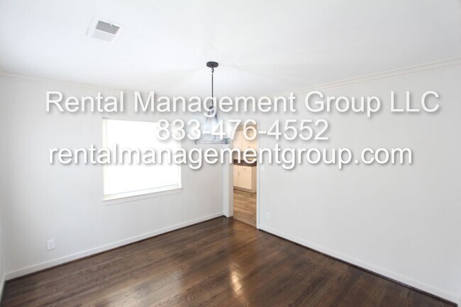 Building Photo - Large 3 Bedroom 2 Bath - New On The Market...