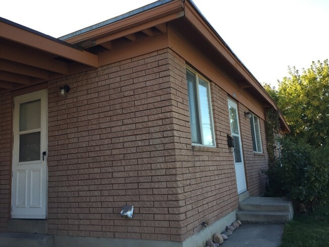 Building Photo - 1121 500 N