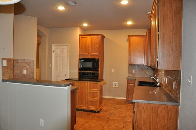 Building Photo - 507 Las Colinas Dr