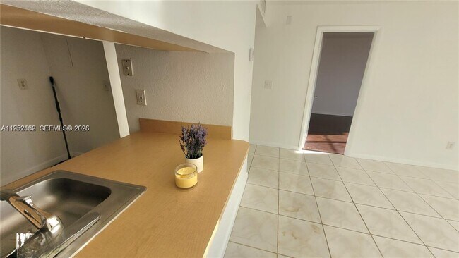 Building Photo - 9360 Fontainebleau Blvd